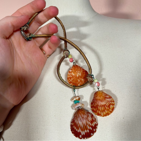 Vintage Jewelry - Vintage HAWAIIAN Real SHELL Leather Summer Beach Vacation Mermaid Core Necklace